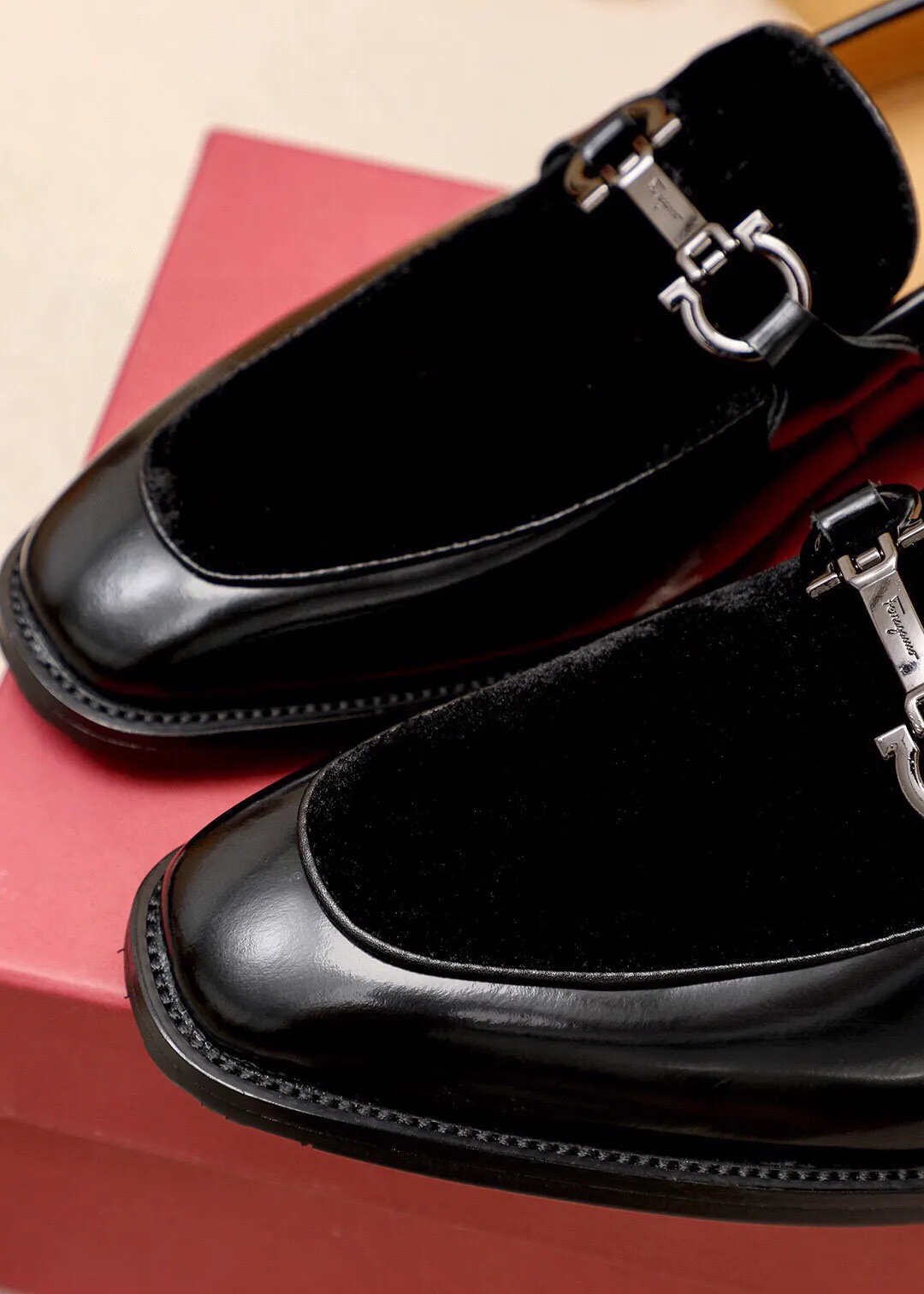 Men's shoes 💰460 💐 Product trademark: Ferragamo "Ferragamo" casual leather shoes Regular size: 38-44 (45.46.47🉑️Customized) Product materials: Selected imported top-layer high mercerized calfskin upper + luxury hardware buckle, imported water-dyed cow leather lining. Strong three-dimensional visual effect, rubber outsole Color: 2⃣️colors available